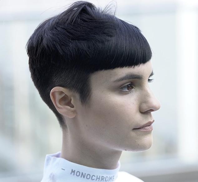 Androgynous haircut with a straight perimeter