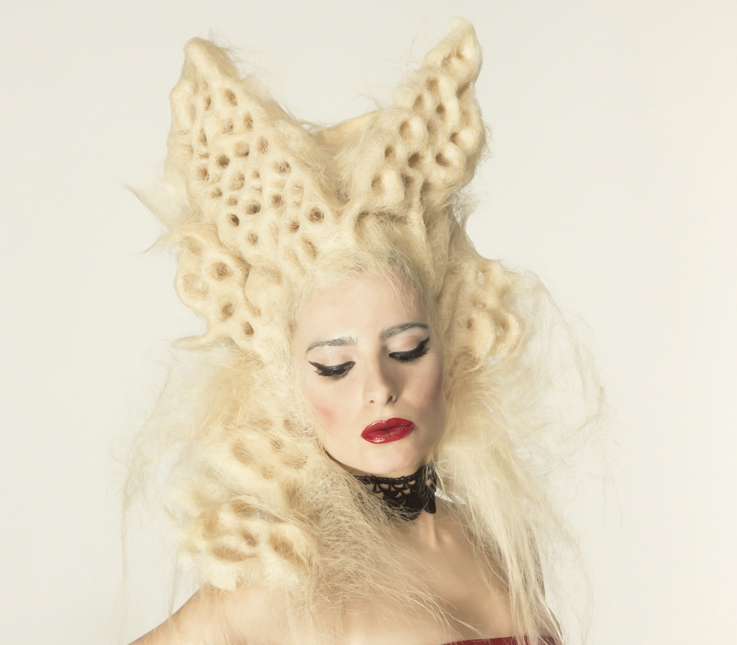 Look de vanguardia colección Trypophobia
